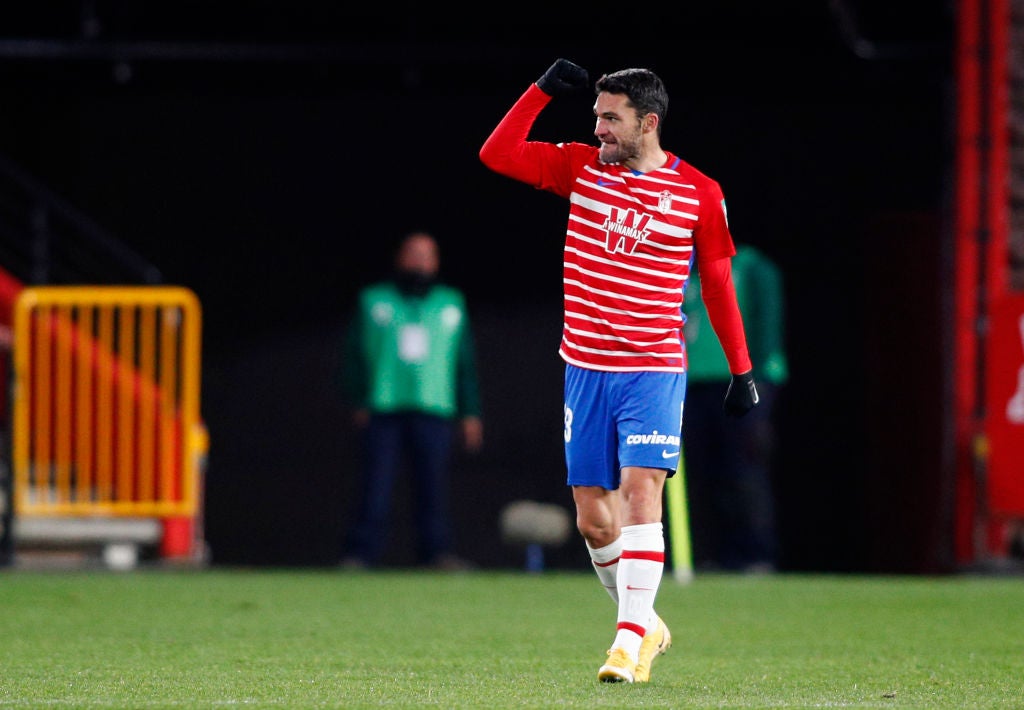 Jorge Molina da la victoria al Granada ante un Valencia con nueve jugadores Jorge Molina da la victoria al Granada ante un Valencia con nueve jugadores