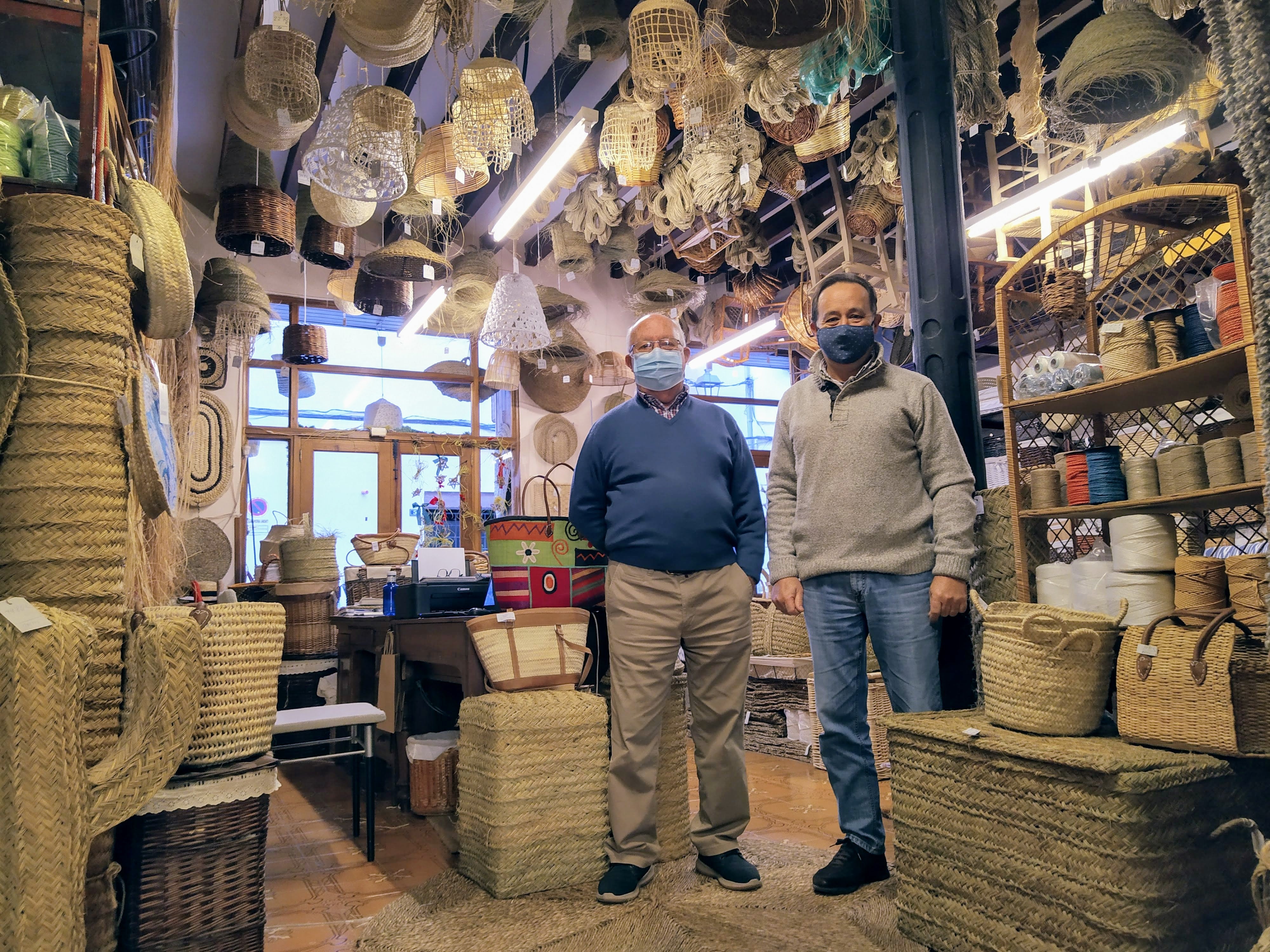 "Todavía quedan tiendas de alimentación, carnicerías y hornos con solera, el centro de Palma guarda comercios muy auténticos" "Todavía quedan tiendas de alimentación, carnicerías y hornos con solera, el centro de Palma guarda comercios muy auténticos"