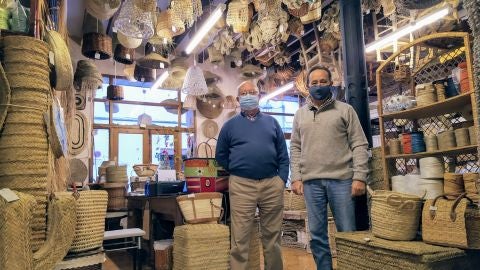 Pep y Tomás Vidal, segunda y tercera generación de la familia al frente de la Mimbrería Vidal, en el Carrer de la Corderia de Palma. 