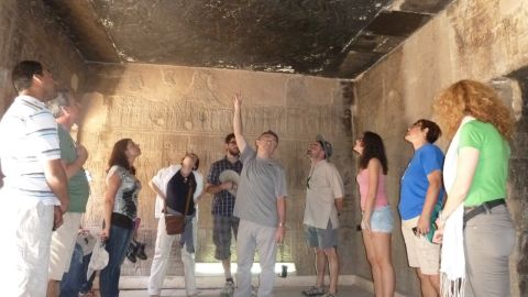 Juan Adrada explicando el calendario del Templo de Hathor en Dendera