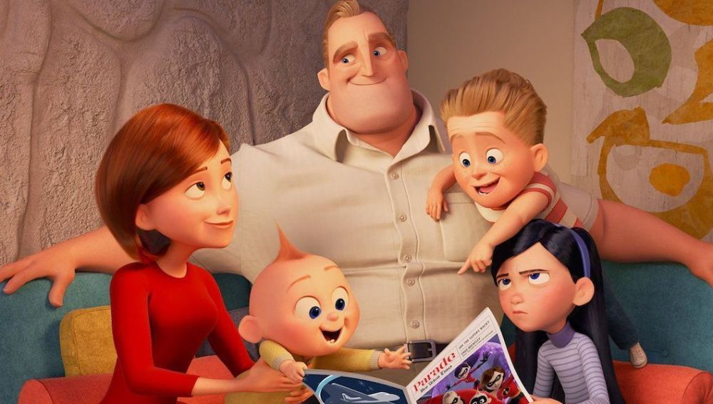 Bob Parr, o Mr. Increíble, rodeado de la familia de superhéroes de la saga 'Los Increíbles'