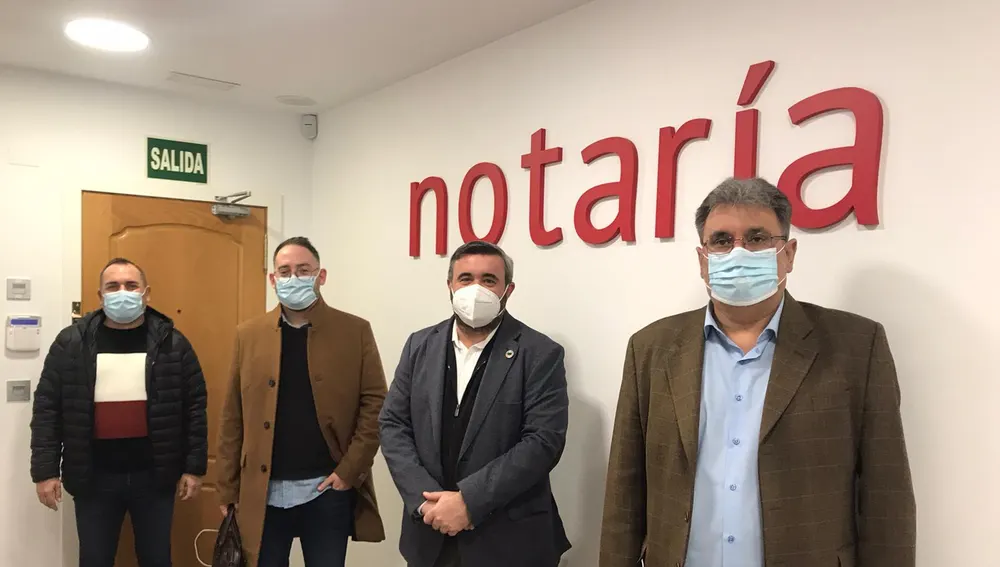 Delegación del equipo de gobierno de Crevillent en la notaría en la que se ha firmado la compra de los terrenos. Delegación del equipo de gobierno de Crevillent en la notaría en la que se ha firmado la compra de los terrenos.