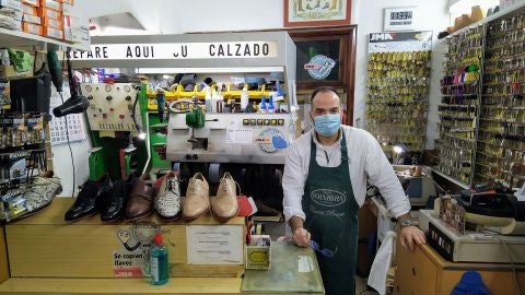 Tolo Roca es el zapatero que está al frente de Palmarapid en la calle Pescateria de Palma