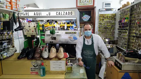 Tolo Roca es el zapatero que está al frente de Palmarapid en la calle Pescateria de Palma Tolo Roca es el zapatero que está al frente de Palmarapid en la calle Pescateria de Palma