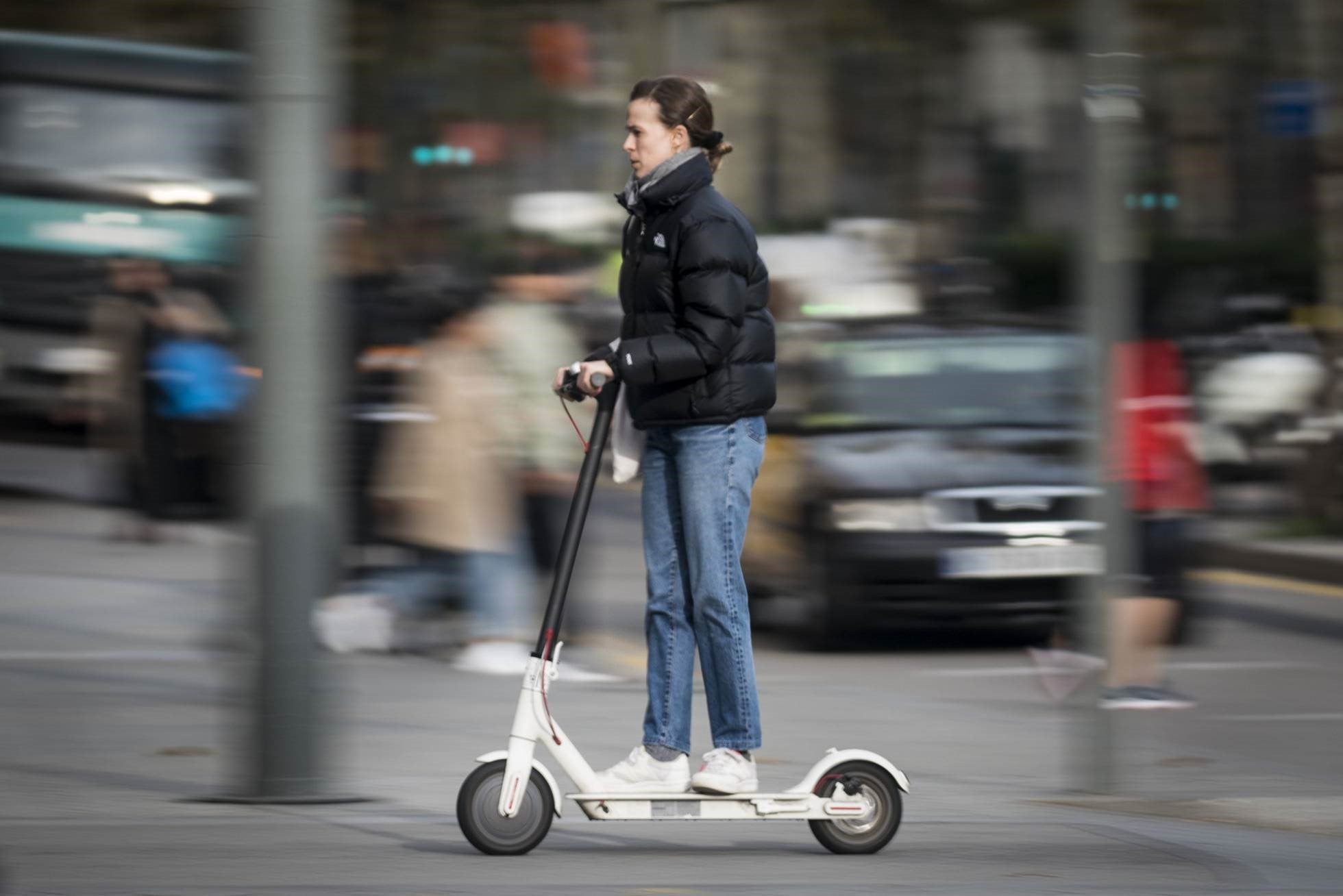 Los jóvenes prefieren la bici, el patinete o el transporte público al coche privado Los jóvenes prefieren la bici, el patinete o el transporte público al coche privado