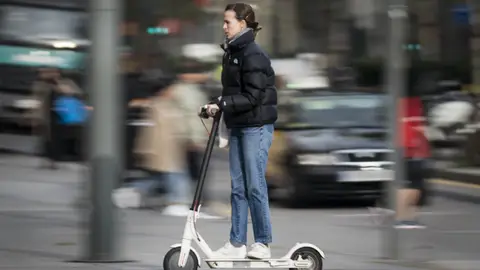 IMAGEN DE ARCHIVO. Patinetes eléctricos