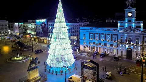 Puerta del Sol de Madrid cerrada ante la prohibición de la tradicional en la víspera de las campanadas de Fin de Año Puerta del Sol de Madrid cerrada ante la prohibición de la tradicional en la víspera de las campanadas de Fin de Año