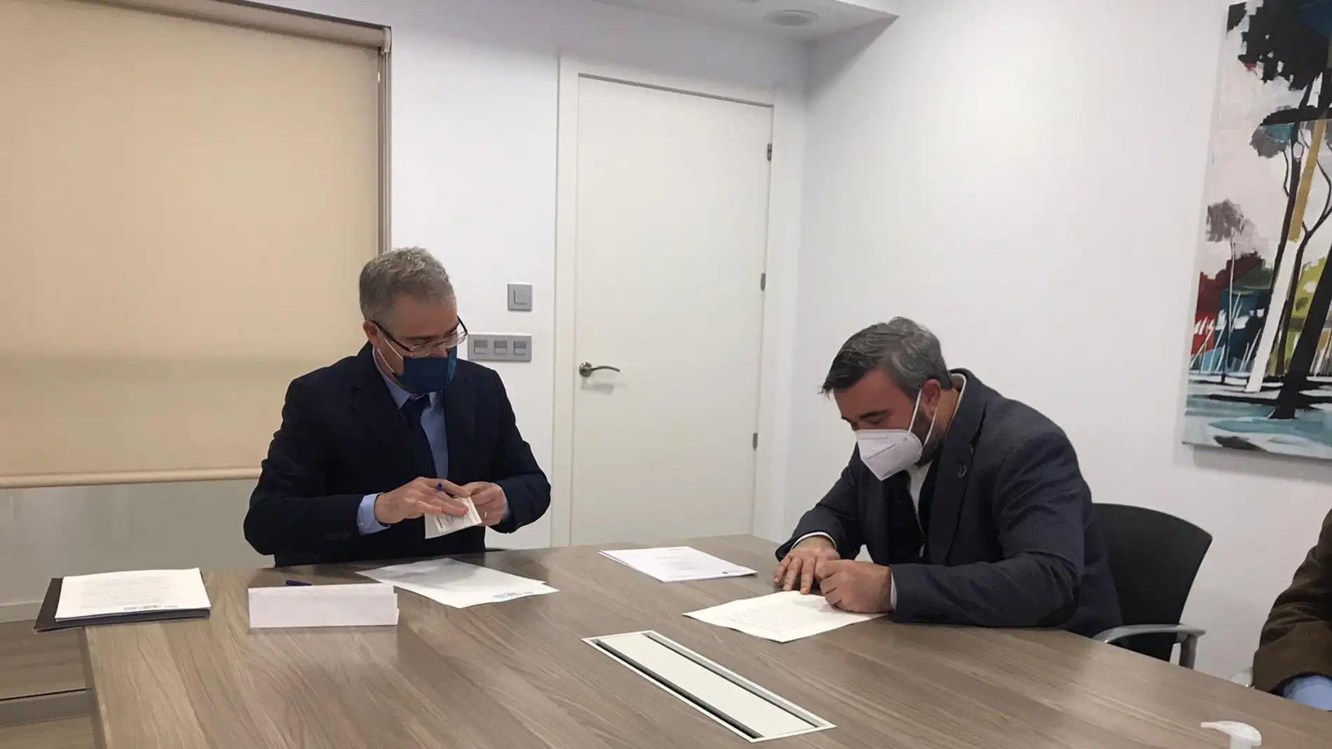 José Manuel Penalva, alcalde de Crevillent firma la compra de la parcela para la piscina municipal de la localidad. José Manuel Penalva, alcalde de Crevillent firma la compra de la parcela para la piscina municipal de la localidad.