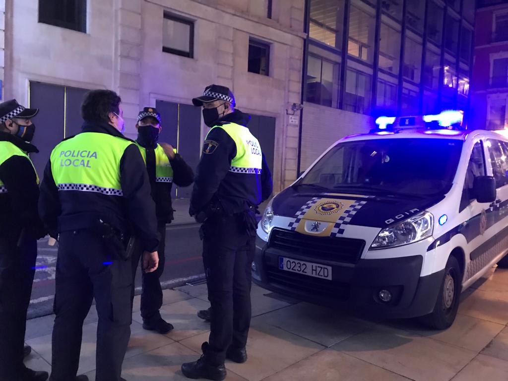 La Policía Local de Alicante disuelve la pasada noche cuatro fiestas en viviendas La Policía Local de Alicante disuelve la pasada noche cuatro fiestas en viviendas