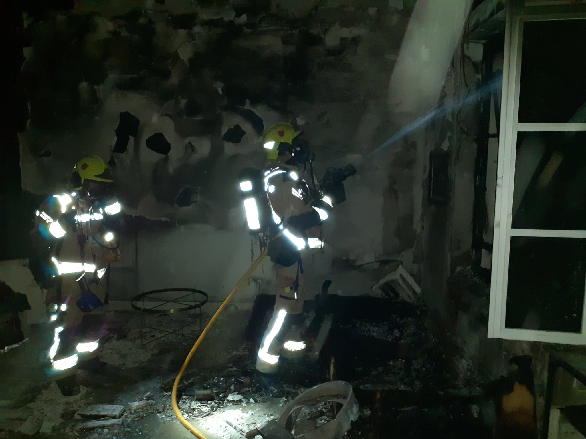 Los bomberos sofocan un incendio que ha arrasado una vivienda en la plaza de San Antonio Los bomberos sofocan un incendio que ha arrasado una vivienda en la plaza de San Antonio