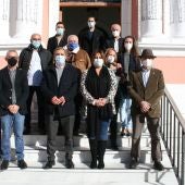 Foto de familia de la alcaldesa con los trabajadores jubilados