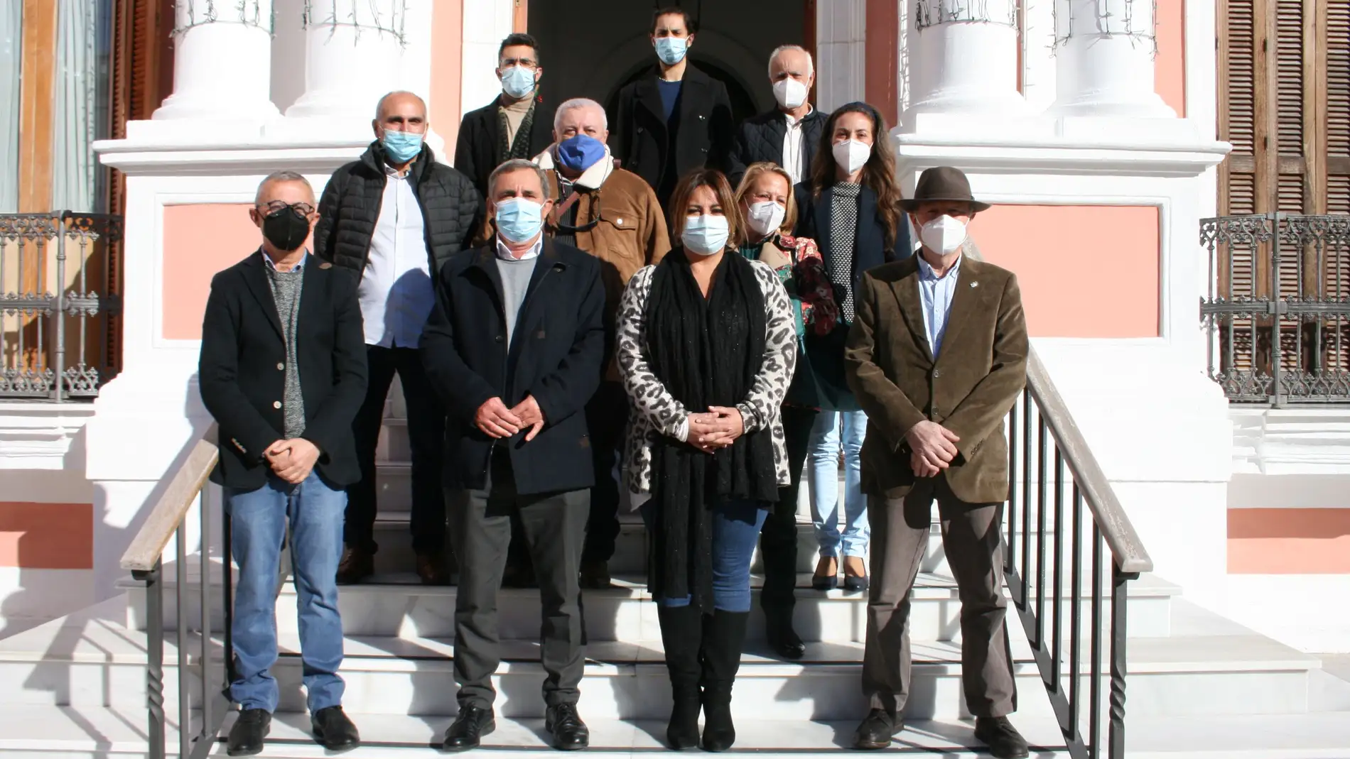 Foto de familia de la alcaldesa con los trabajadores jubilados Foto de familia de la alcaldesa con los trabajadores jubilados