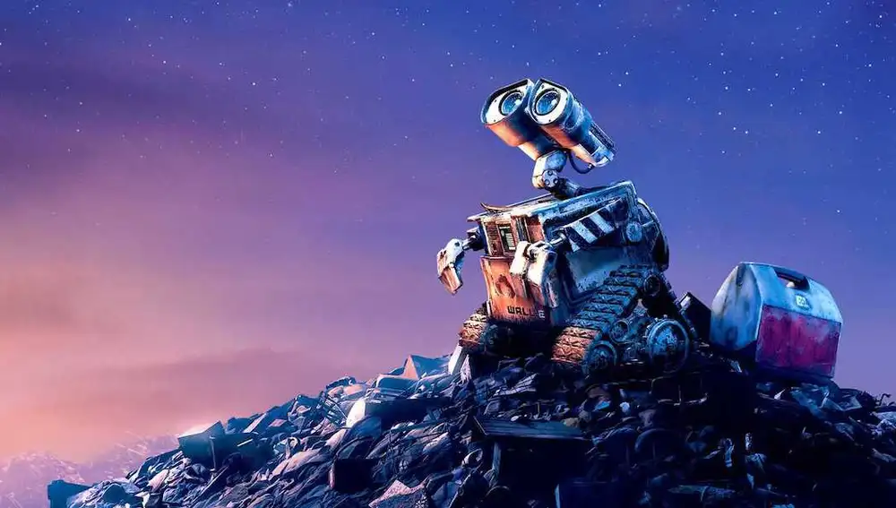 WALL-E, el robot más conocido de la factoría Pixar, mira hacia el cielo sobre un montón de basura