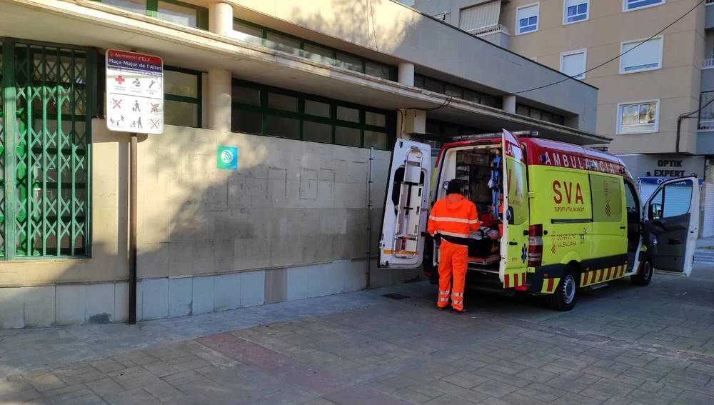 Ambulancia Soporte Vital Avanzado estacionada junto al centro social de la pedanía de El Altet de Elche.