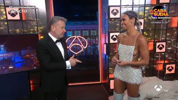 Monegal sobre el vestido de Cristina Pedroche: "Debería haber salido  descalza y con la mascarilla en forma de peto" | Onda Cero Radio
