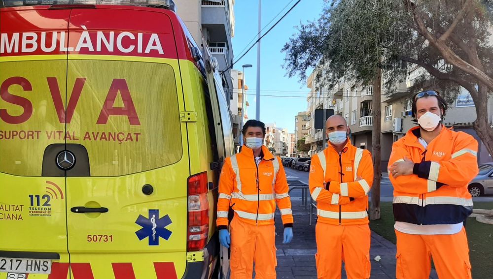 Equipo sanitario junto a la nueva ambulancia SVA implantada en la pedanía de El Altet de Elche.