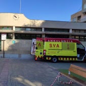 Ambulancia de Soporte Vital Avanzado junto al centro social de la pedanía de El Altet de Elche.