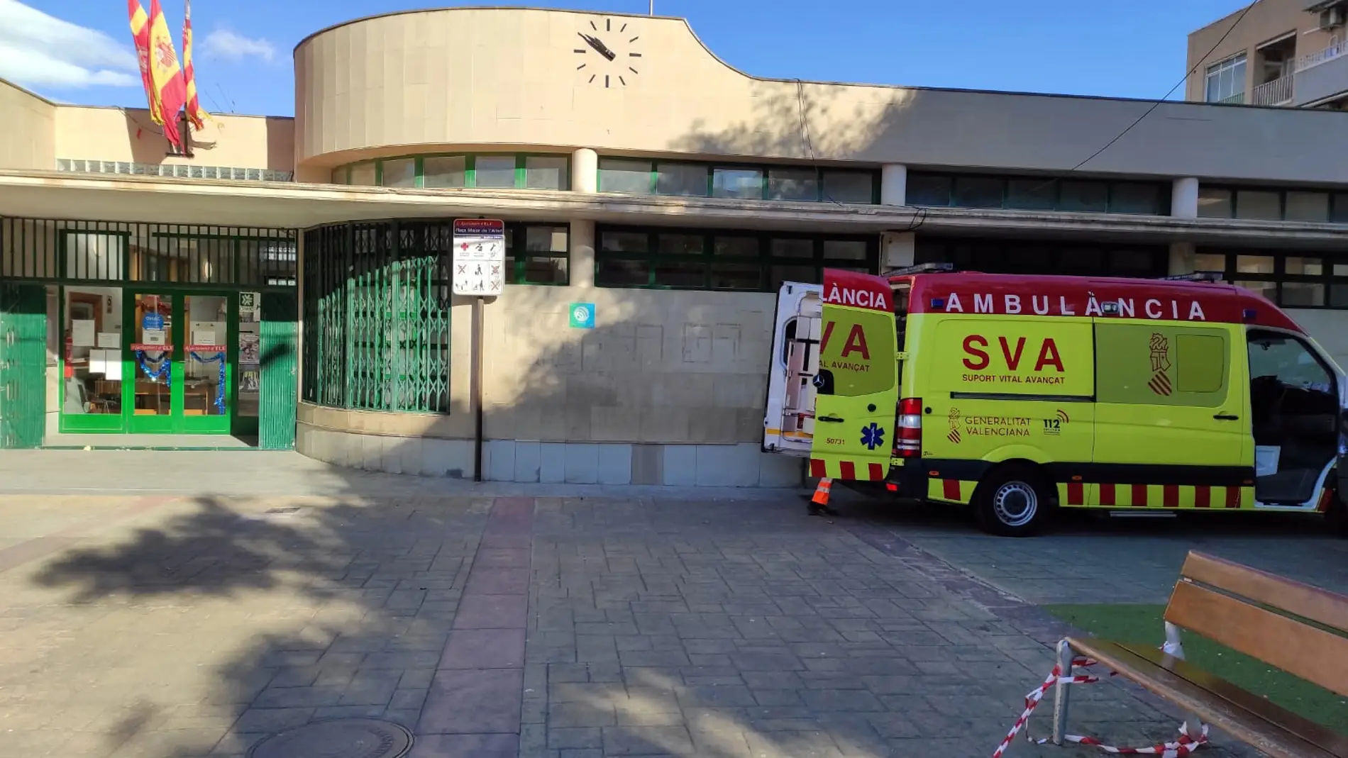 Ambulancia de Soporte Vital Avanzado junto al centro social de la pedanía de El Altet de Elche.