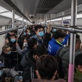 Imagen del Metro de Wuhan atestado de gente