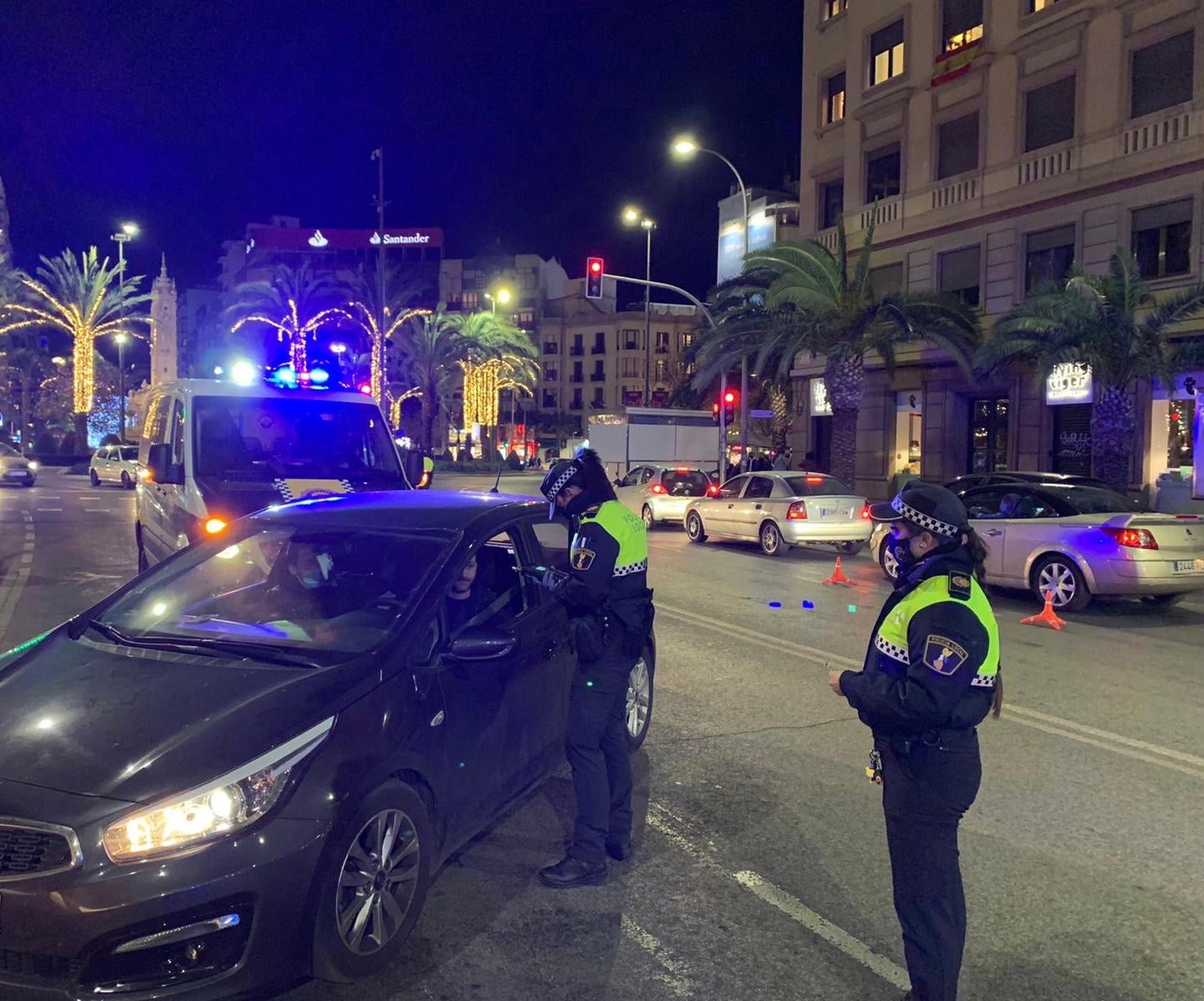 La Policía Local de Alicante sanciona a doce establecimientos en nochevieja por incumplir las normas sanitarias La Policía Local de Alicante sanciona a doce establecimientos en nochevieja por incumplir las normas sanitarias
