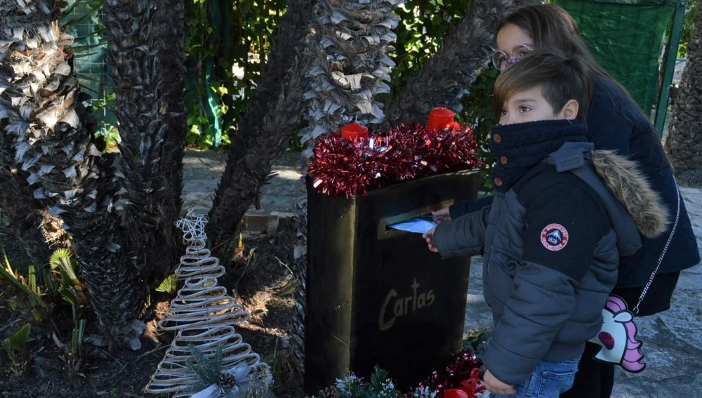 Niños depositan su carta a los Reyes Magos en el Buzón Real instalado en La Rotonda de Elche.