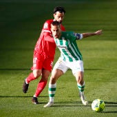 Sergio Canales protege el balón ante la defensa de Suso.