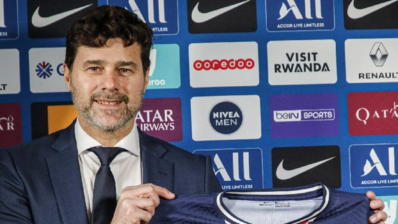Pochettino posa con la camiseta del PSG