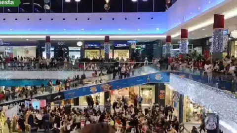 Aglomeraciones en un centro comercial Aglomeraciones en un centro comercial