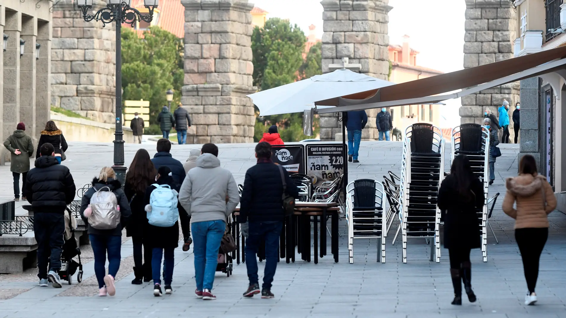 Varias personas caminan por el centro de Segovia.
