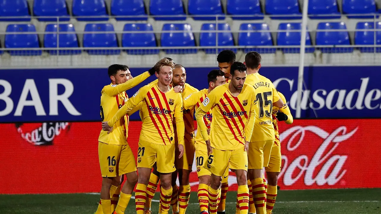 Los futbolistas del Barça celebran un gol. Los futbolistas del Barça celebran un gol.