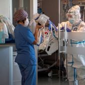 Preparativos para entubar a paciente del Hospital Son Espases de Palma de Mallorca