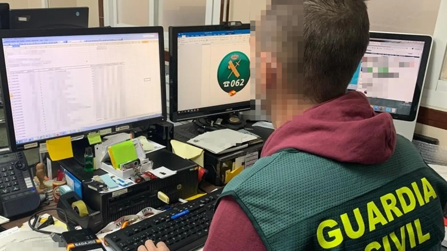 La Guardia Civil detiene a un grupo de ciberdelincuentes que llegó a estafar más de 80.000 € a una empresa pacense.
