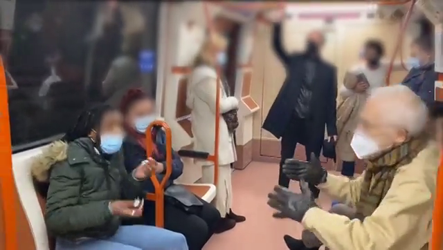 Bronca entre un anciano y una joven por la mascarilla en el Metro de Madrid: "¡Tápese la nariz, coño!" Bronca entre un anciano y una joven por la mascarilla en el Metro de Madrid: "¡Tápese la nariz, coño!"
