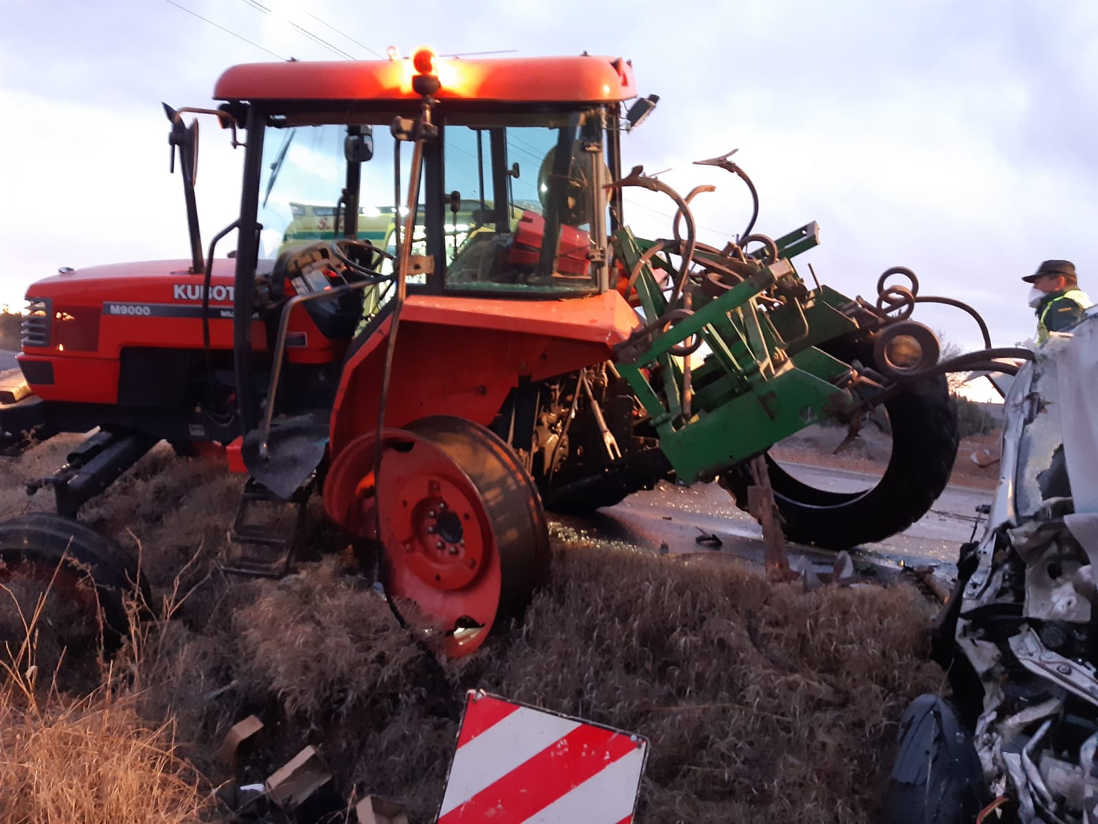 Un fallecido y una mujer herida tras la colisión de un turismo contra un tractor en Valdepeñas Un fallecido y una mujer herida tras la colisión de un turismo contra un tractor en Valdepeñas