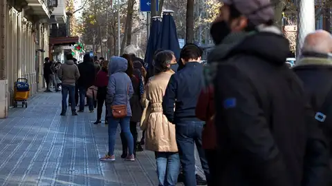 Datos del coronavirus en España: 30.579 nuevos casos desde el jueves y 241 muertes por coronavirus Datos del coronavirus en España: 30.579 nuevos casos desde el jueves y 241 muertes por coronavirus