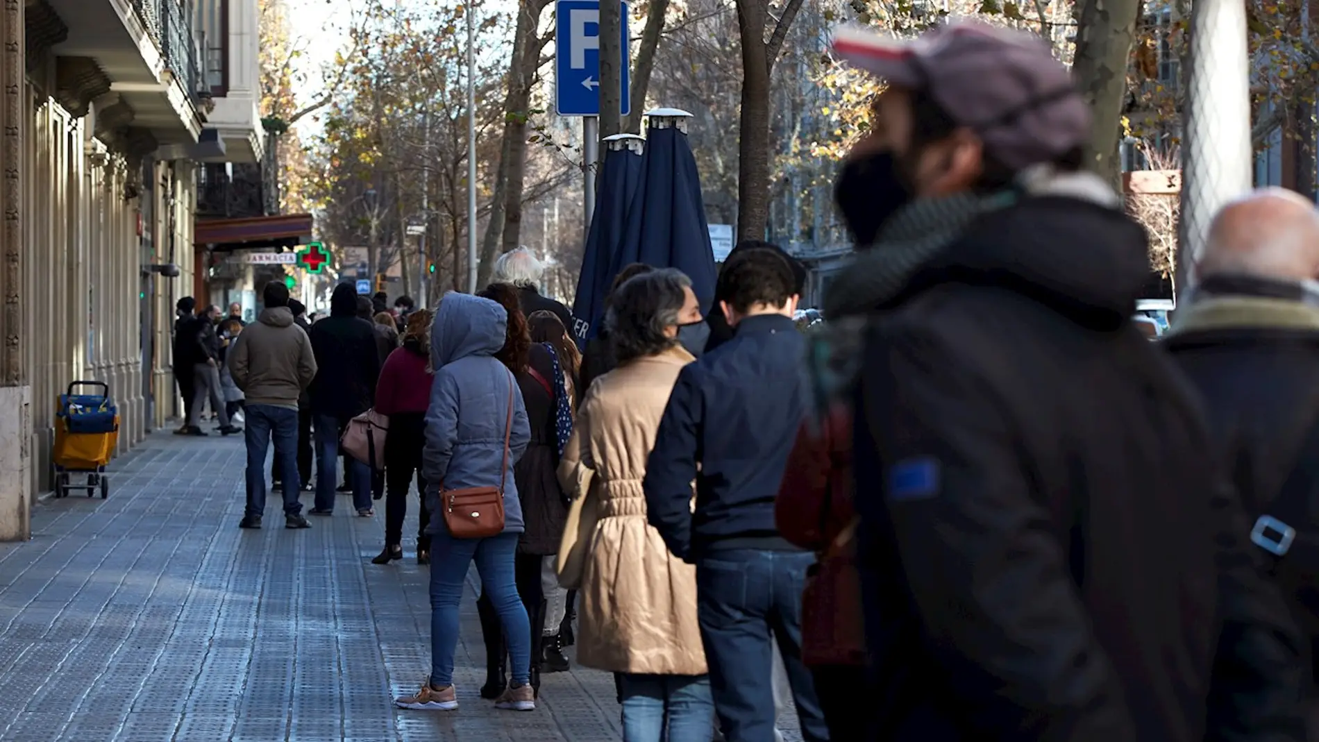 Multitud de personas hacen cola para hacerse una prueba PCR en Barcelona