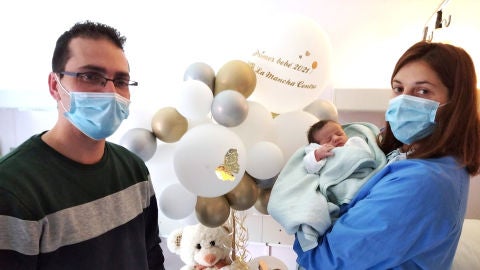 Luc&iacute;a junto a sus padres