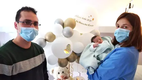 Lucía junto a sus padres Lucía junto a sus padres