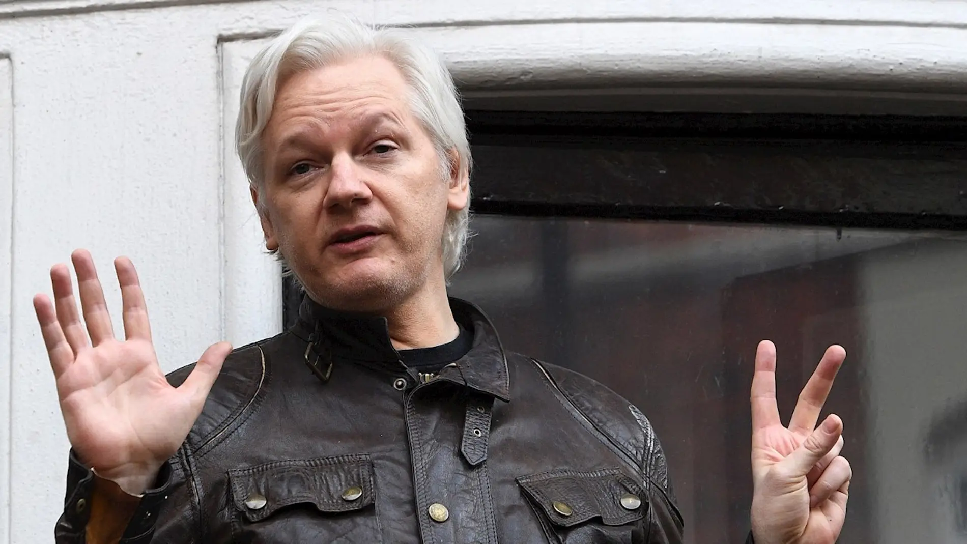 Foto de archivo del fundador de Wikileaks, Julian Assange, en la Embajada de Ecuador en Londres (Reino Unido)