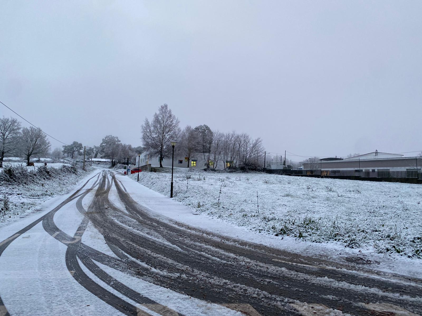 La nieve dificulta el tráfico en la N-VI y la A-6 en Montesalgueiro La nieve dificulta el tráfico en la N-VI y la A-6 en Montesalgueiro