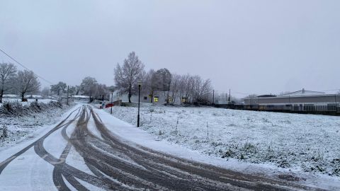 La nieve dificulta el tráfico en la N-VI y la A-6 en Montesalgueiro