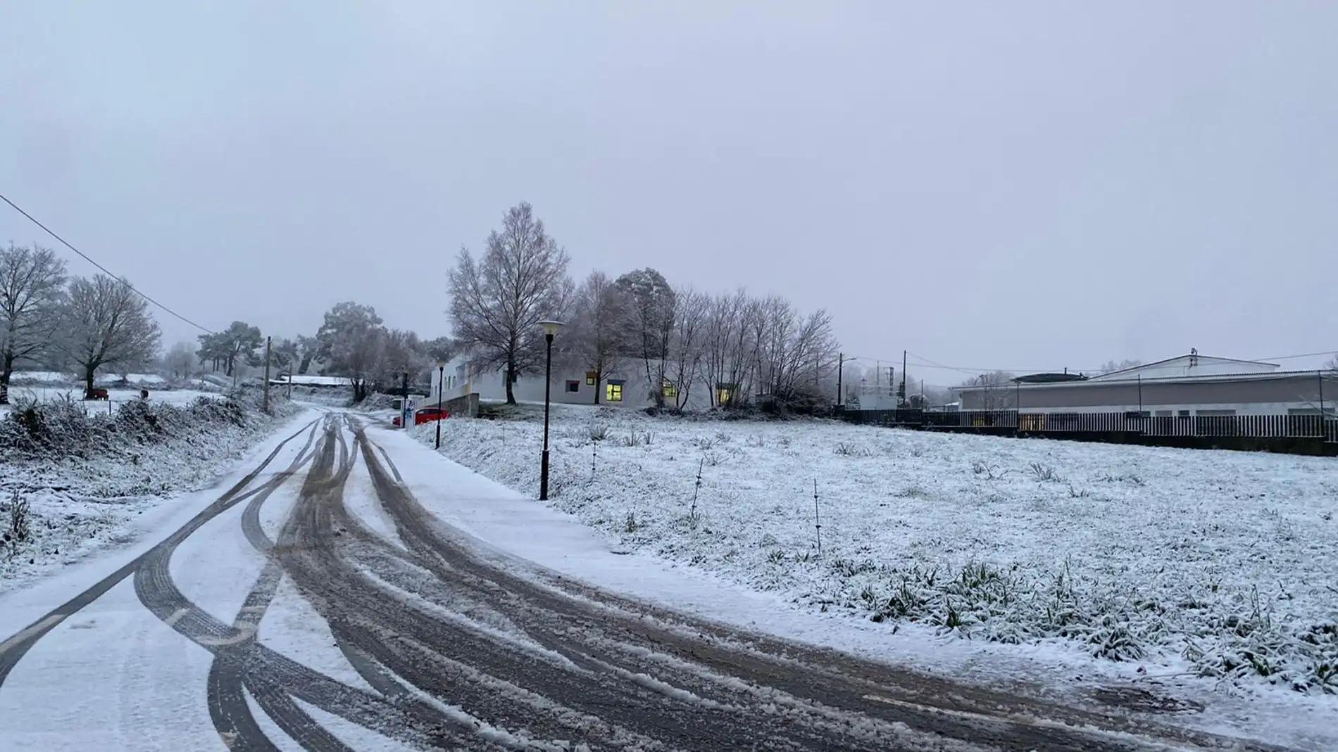 La nieve dificulta el tráfico en la N-VI y la A-6 en Montesalgueiro