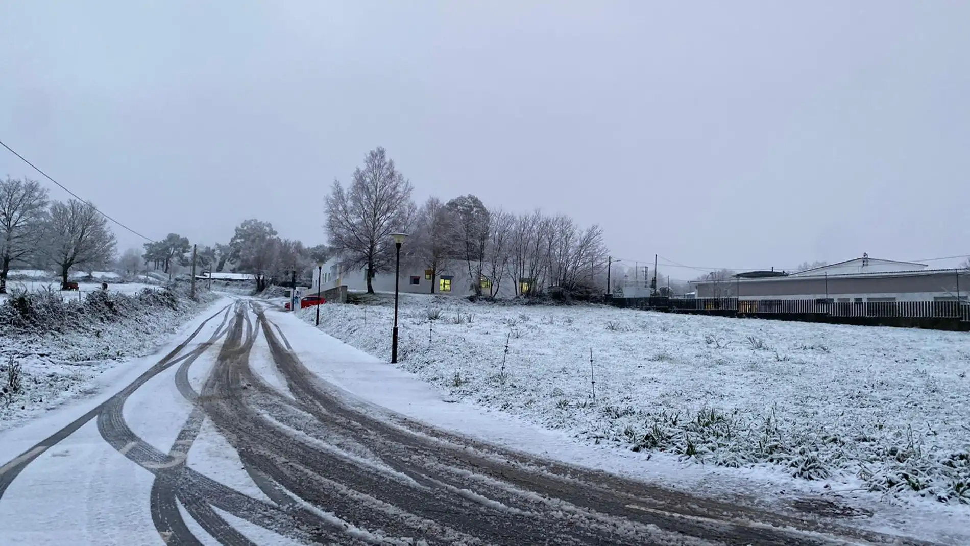 La nieve dificulta el tráfico en la N-VI y la A-6 en Montesalgueiro La nieve dificulta el tráfico en la N-VI y la A-6 en Montesalgueiro