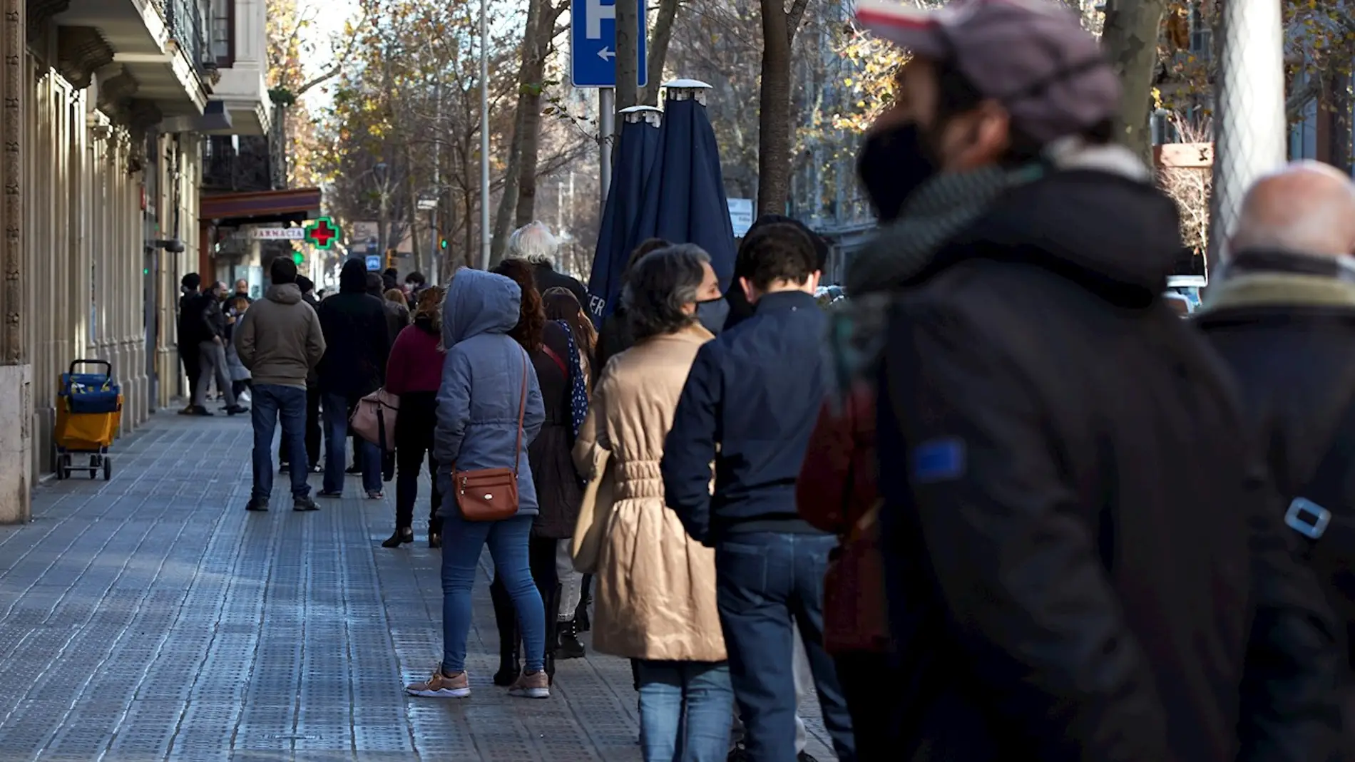  Multitud de personas hacen cola para realizarse un test PCR en un laboratorio de Barcelona