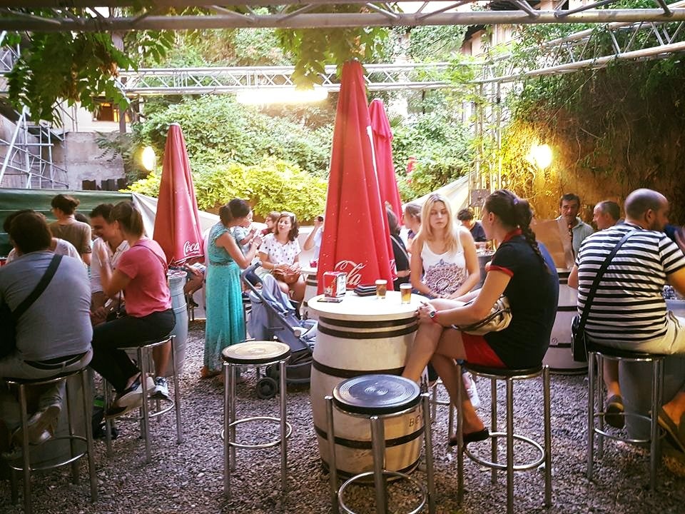 La hostelería carga contra las nuevas restricciones: "Nos han abandonado a nuestra suerte con cero compensaciones" La hostelería carga contra las nuevas restricciones: "Nos han abandonado a nuestra suerte con cero compensaciones"