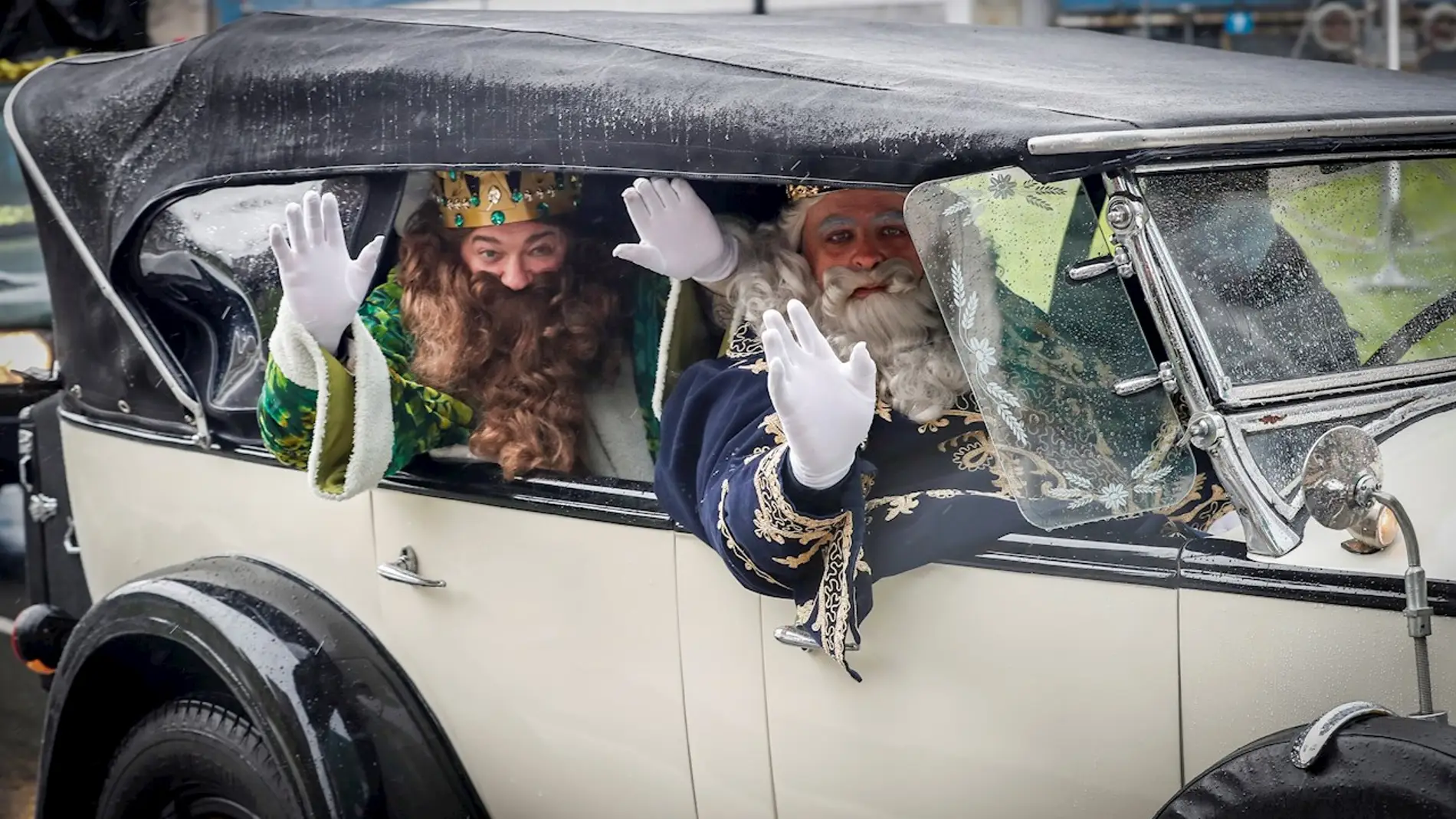 Los Reyes Magos llegan en coche a San Sebastián