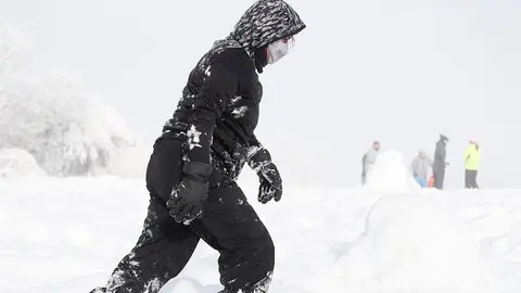 Una mujer camina entre la nieve de la localidad lucense de O Cebreiro. Una mujer camina entre la nieve de la localidad lucense de O Cebreiro.