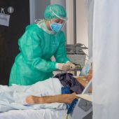 Una sanitaria atiende a un paciente ingresado en la UCI del Hospital Universitario del Vinalopó de Elche.