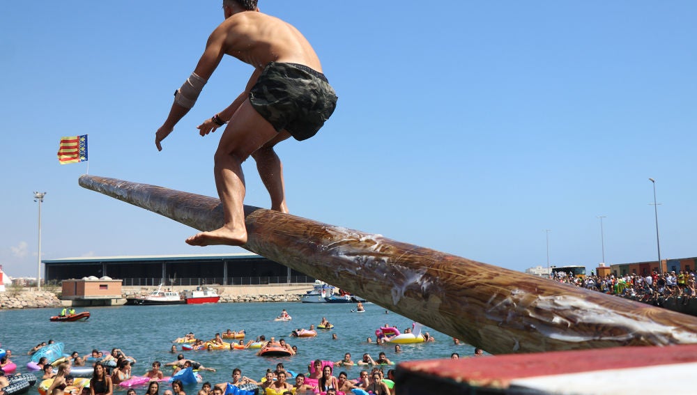 Las cucañas marítimas de Puerto de Sagunto se regularán con un ordenanza Las cucañas marítimas de Puerto de Sagunto se regularán con un ordenanza