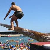 Las cucañas marítimas de Puerto de Sagunto se regularán con un ordenanza Las cucañas marítimas de Puerto de Sagunto se regularán con un ordenanza